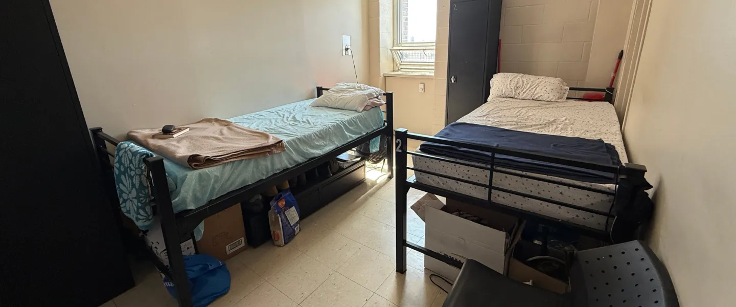 A bedroom with two twin beds